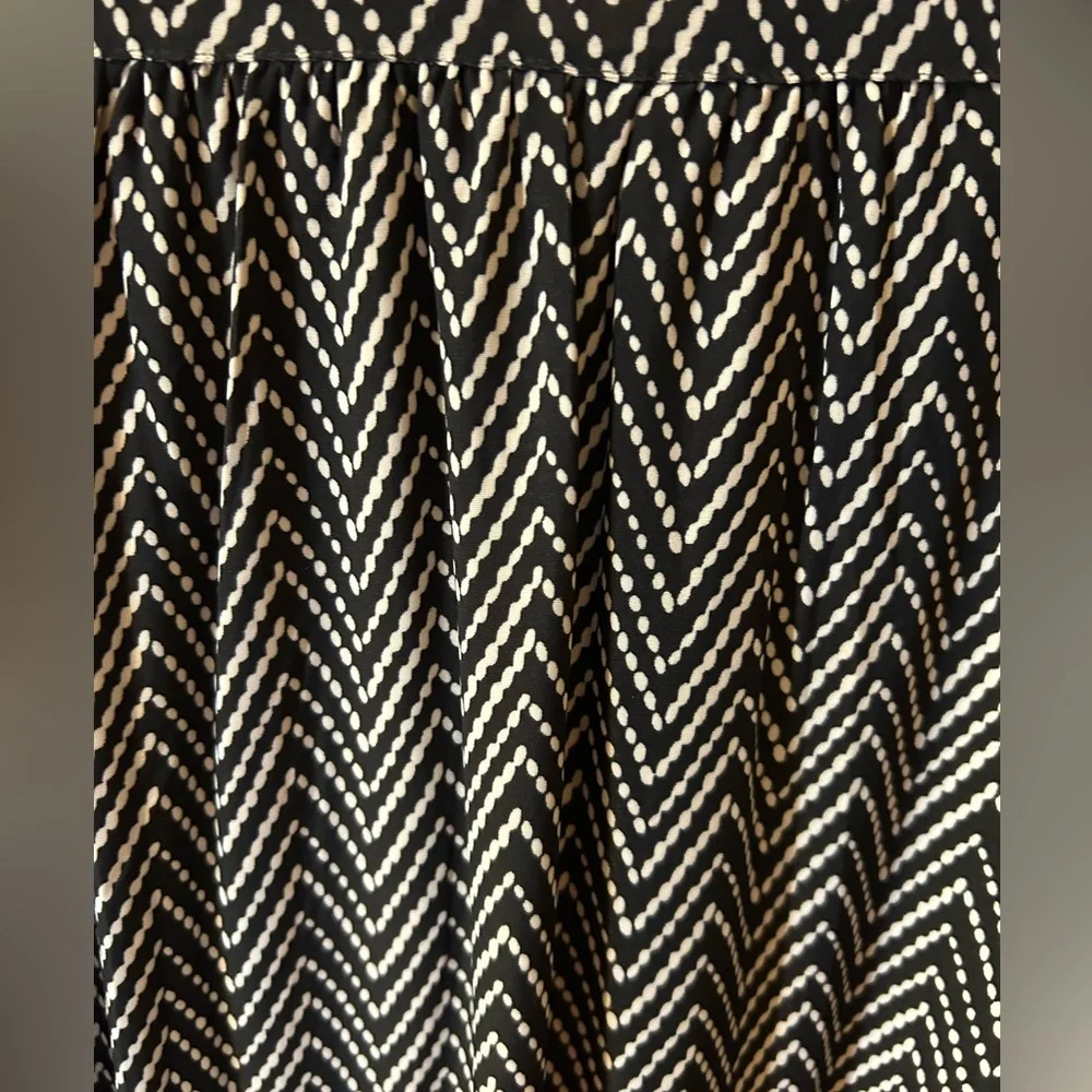 Ava & Grace 1X Black and White Zigzag Blouse V-Neck Metal Embellishment NWT - Picture 6 of 6